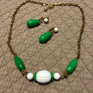 Vintage Avon green necklace & earrings set